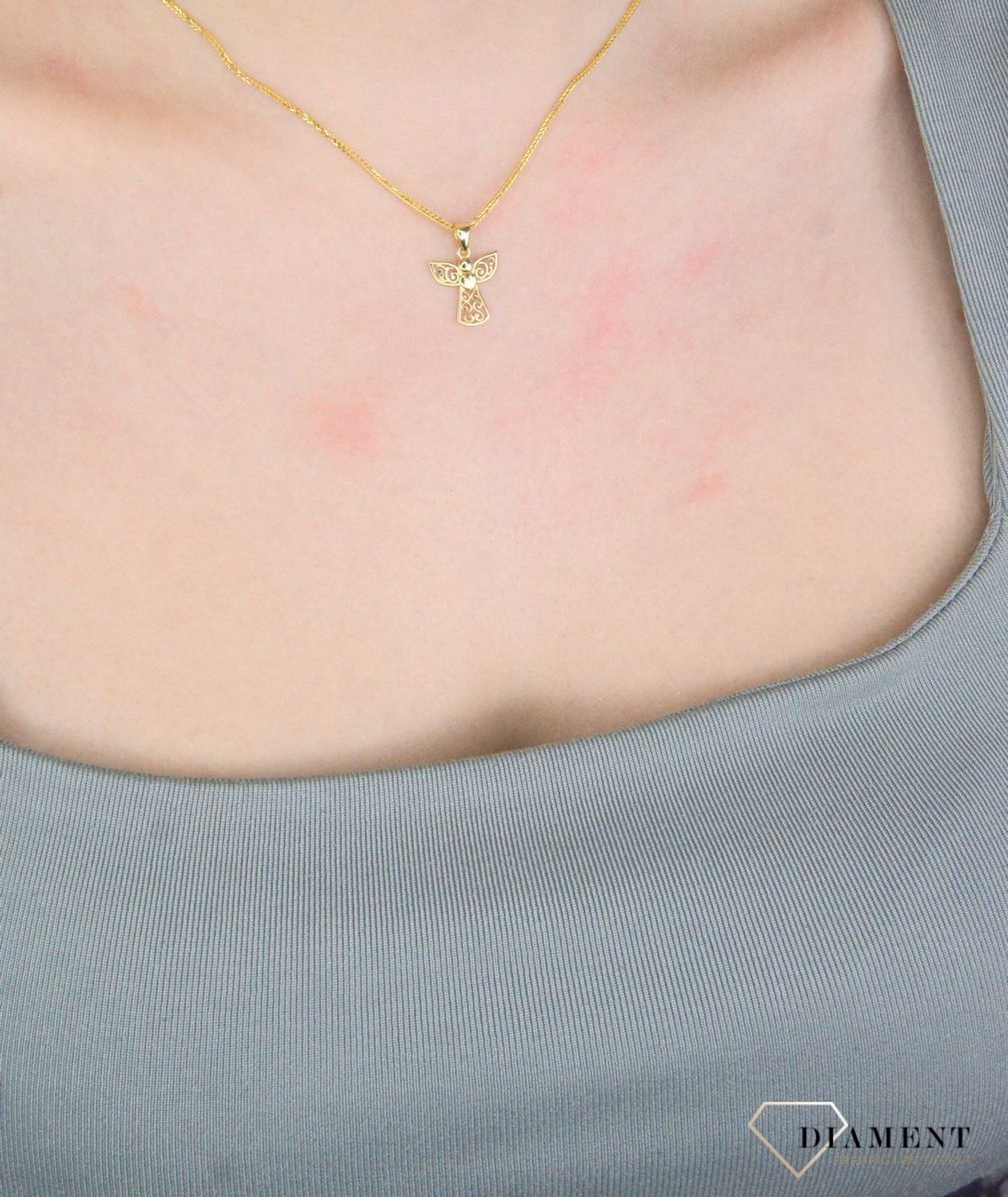 Zawieszka złota aniołek ażurowy próba 375, ZA 7400 375 Wisiorek został wykonany z wysokiej jakości złota próby 375. Złoto to jeden z najpopularniejszych kruszców, cenione przez kobiety na całym świecie i często1.jpg